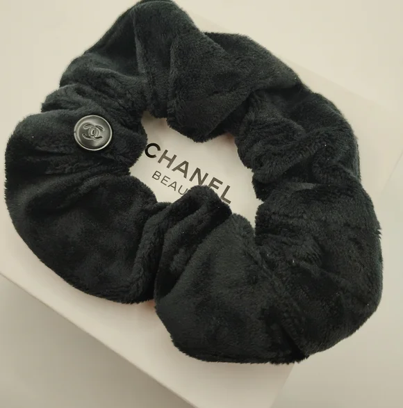 🆕CHANEL Black Soft Velvet Logo Scrunchie with CC Button - Picture 2 of 5